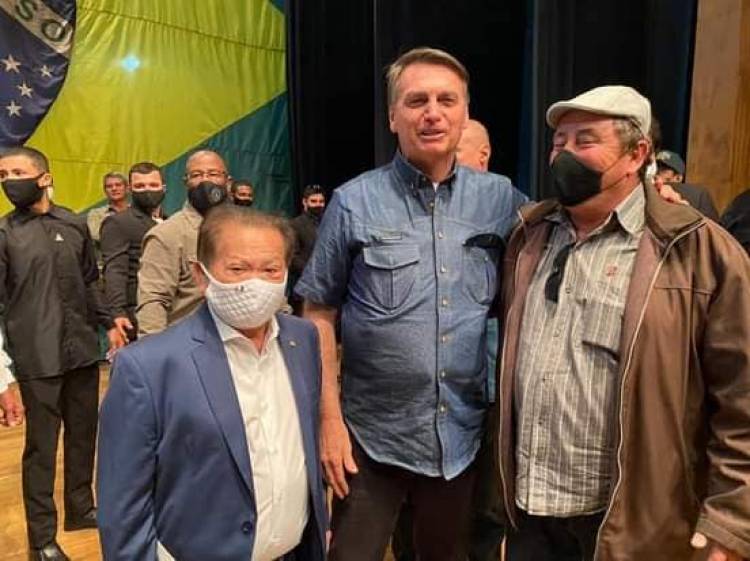 Prefeito Akira Otsubo fala com Bolsonaro e solicita apoio para construção de moradia popular.