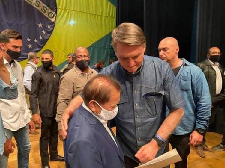 Prefeito Akira Otsubo fala com Bolsonaro e solicita apoio para construção de moradia popular.