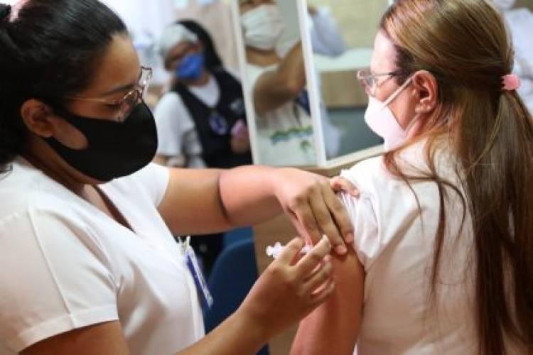 Mulheres com 20 anos ou mais recebem a 1º dose de vacina nesta sexta