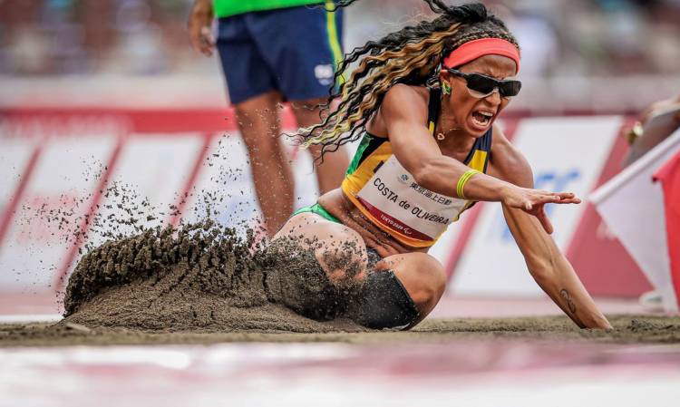 SILVÂNIA COSTA CONQUISTA O BI CAMPEONATO NO SALTO EM DISTÂNCIA PARALÍMPICO E CONSEGUE SER VISTA PELOS POLÍTICOS E GESTORES DE TRÊS LAGOAS/MS.