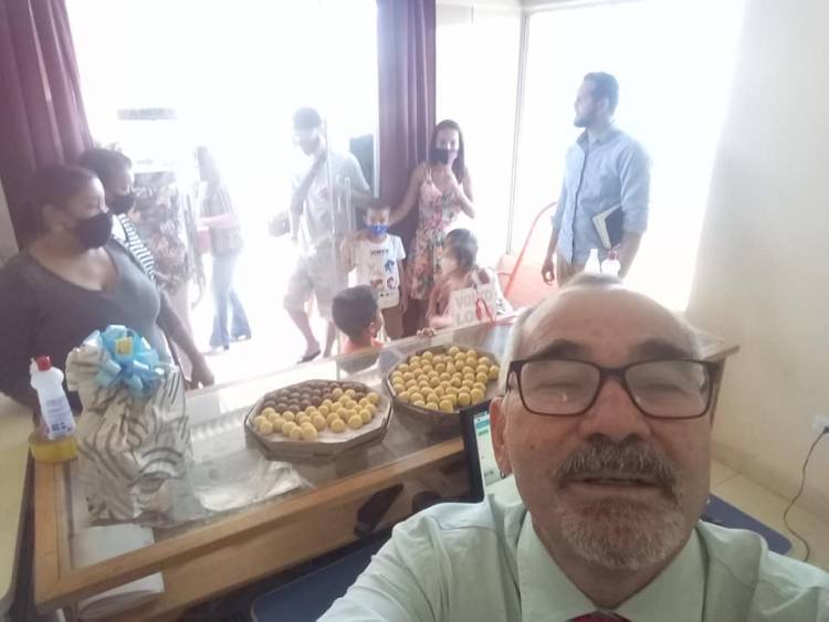 Jornalista Juvas Moreira recebe surpresa dos amigos no dia do seu aniversário