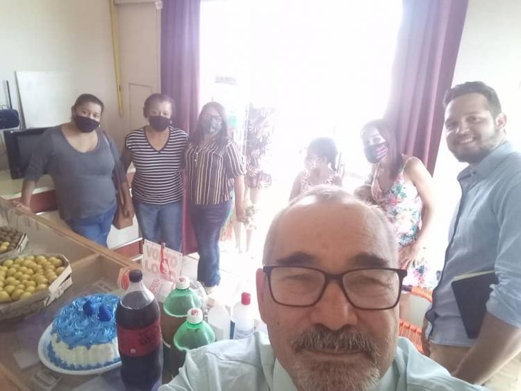 Jornalista Juvas Moreira recebe surpresa dos amigos no dia do seu aniversário