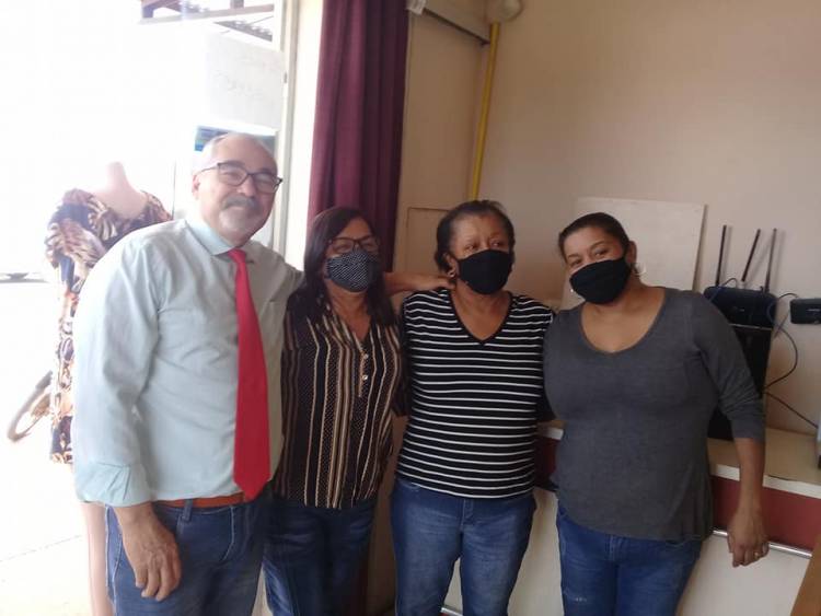 Jornalista Juvas Moreira recebe surpresa dos amigos no dia do seu aniversário