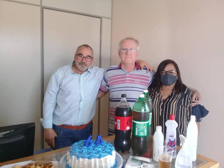 Jornalista Juvas Moreira recebe surpresa dos amigos no dia do seu aniversário