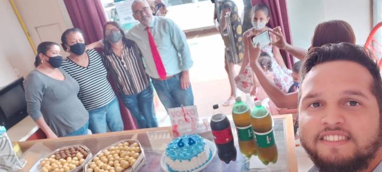 Jornalista Juvas Moreira recebe surpresa dos amigos no dia do seu aniversário