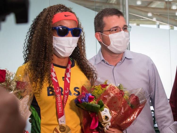 Vereadores recepcionam a atleta paralímpica Silvânia Costa
