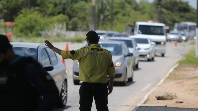 Lei sancionada por Bolsonaro cancela guincho em blitz e dá 15 dias para motorista regularizar carro