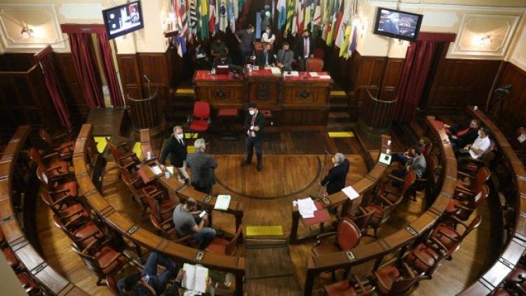 Por 13 votos a sete, Câmara de Niterói rejeita cotas para pessoas trans em concursos públicos