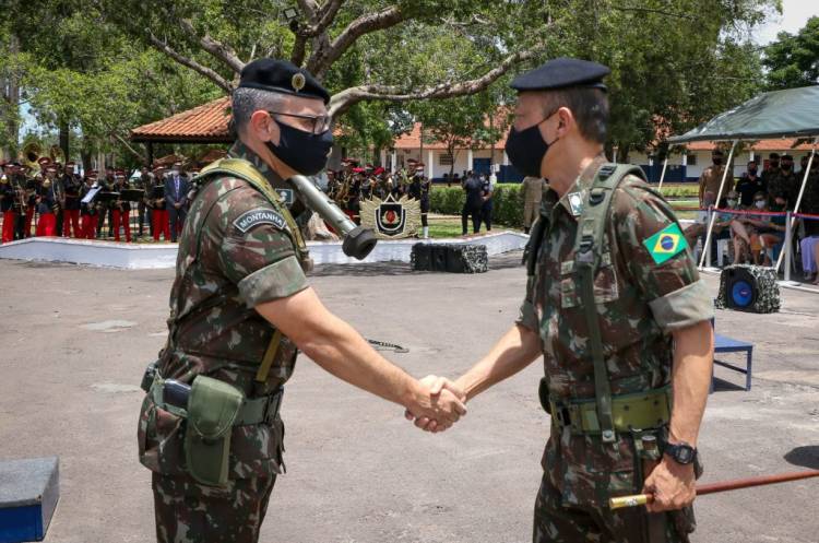 Vice-prefeito Paulo Salomão e o Vereador Sargento Rodrigues prestigiaram troca de comando do Exército de Três Lagoas