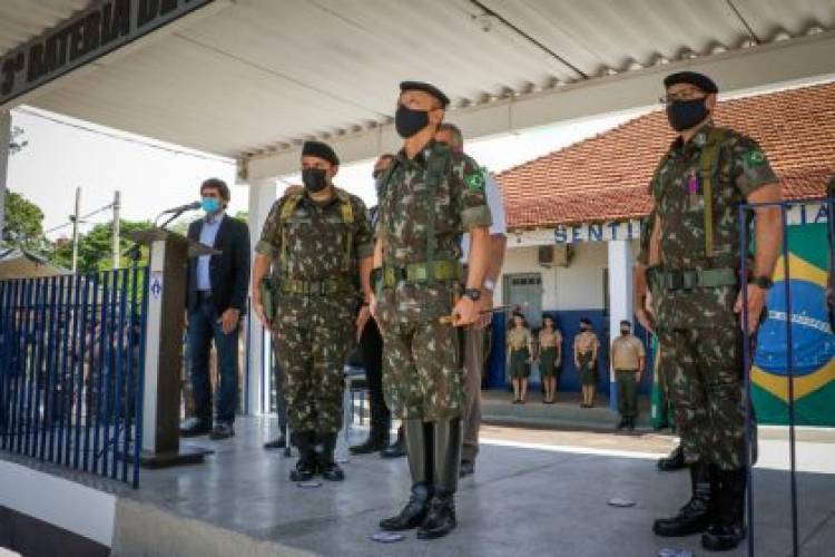 Vice-prefeito Paulo Salomão e o Vereador Sargento Rodrigues prestigiaram troca de comando do Exército de Três Lagoas
