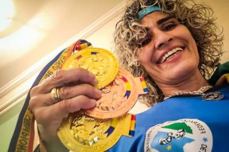 Com apoio da SEJUVEL, atleta de luta de braço conquista o título de campeã mundial na Romênia