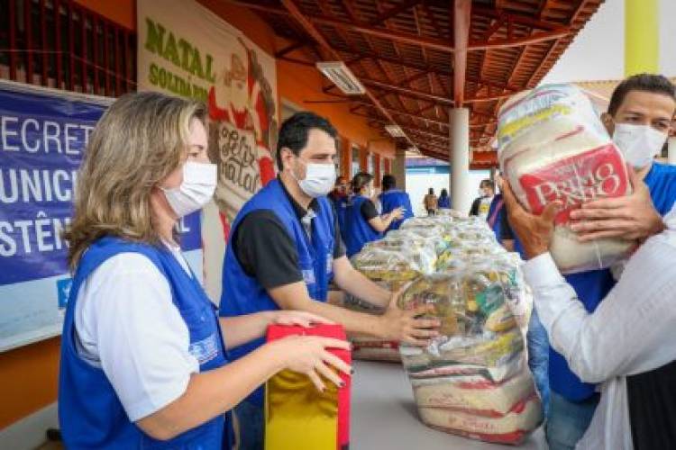 Campanha Natal Solidário inicia distribuição de cestas de Natal para famílias da região do bairro Novo Oeste