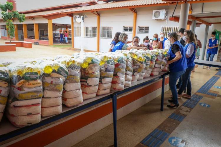 Campanha Natal Solidário inicia distribuição de cestas de Natal para famílias da região do bairro Novo Oeste