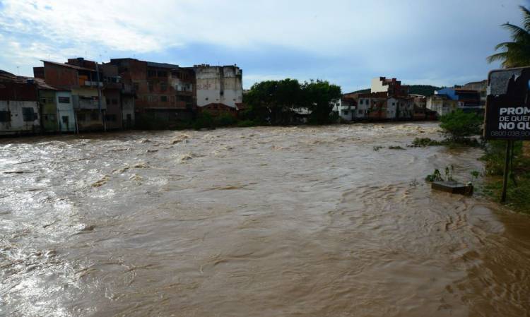 Nível de rios supera cotas de inundação em trechos de três estados