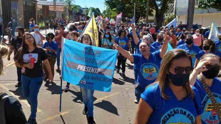 Professores mantêm greve em Dourados apesar de decisão judicial e fazem protesto