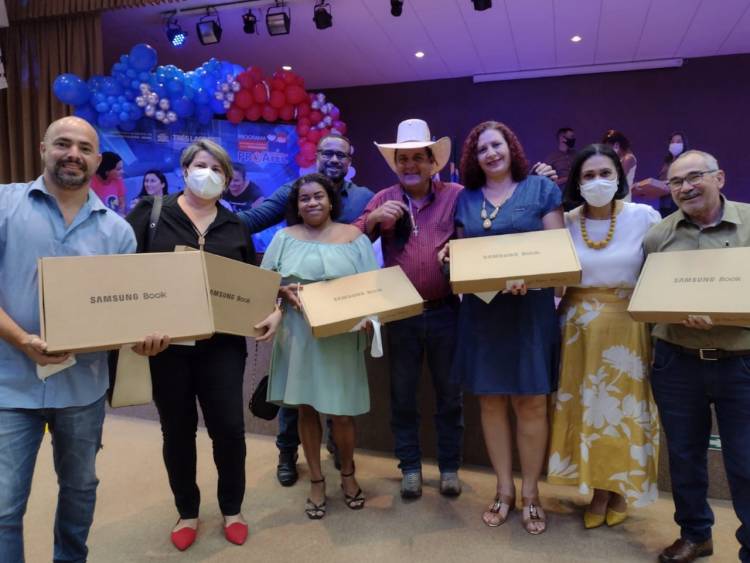 Escola Municipal Parque São Carlos recebe notebook do PROATEC  e diretor Belon quebra paradigma e fala em nome dos diretores