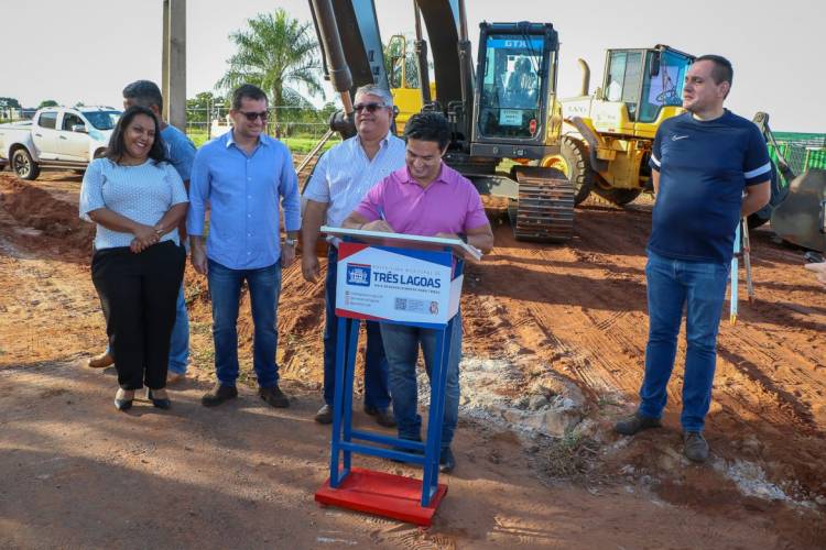 Guerreiro assina ordem de serviço para obras de drenagem e pavimentação no Paranapungá