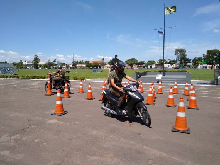 Diretoria de Trânsito ministra instrução Básica de Pilotagem em Motocicletas para o 3ª Bateria de Artilharia Antiaérea de Três Lagoas