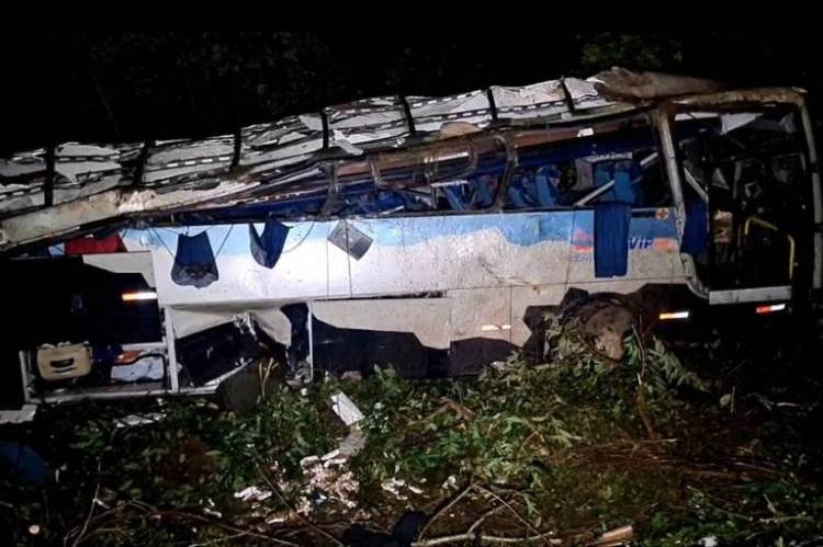 Ônibus com placa de Três Lagoas cai em ribanceira e deixa 11 mortos e outros 20 feridos, em Sapopema, no PR