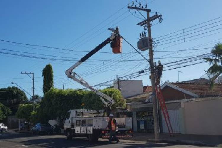 A Lâmpada da sua rua esta queimada? Saiba como solicitar o reparo