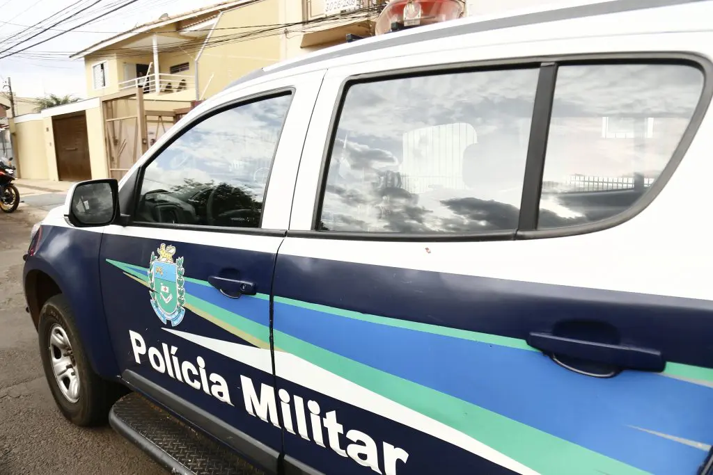 Mulher tenta se esconder atrás de trailer de lanches e acaba presa com cocaína perto da rodoviária