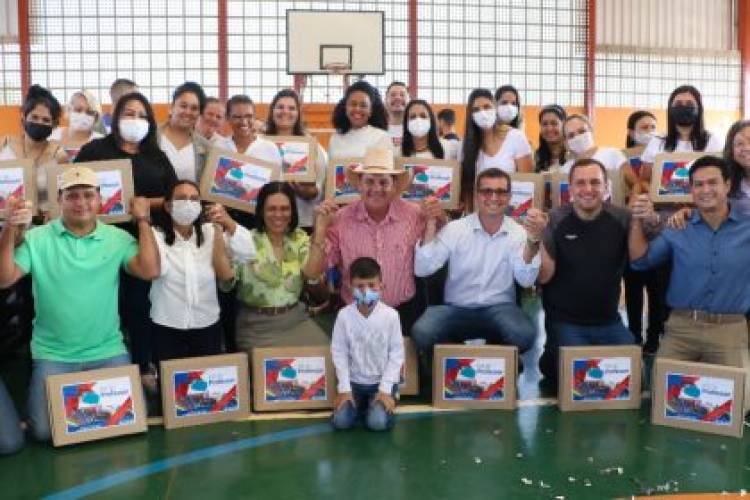 Presidente da Câmara Dr. Cassiano Maia e Adriano Barreto marcam presença na entrega de 1.200 kit professor aos educadores de Três Lagoas