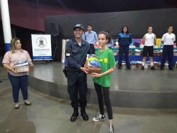 Polícia Militar participa da entrega dos Uniformes às crianças e adolescentes do Patrulha Mirim no CRASE – Coração de Mãe de Três Lagoas
