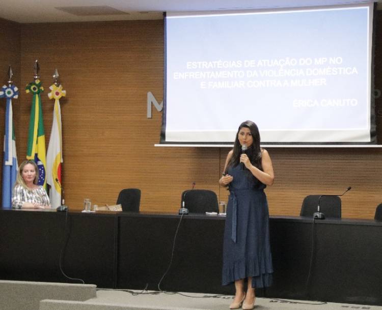 Promotora de Justiça do MPRN ministra palestra "Estratégia de atuação do MP no combate à violência contra a mulher" na sede da PGJ