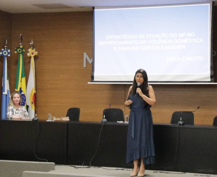 Promotora de Justiça do MPRN ministra palestra "Estratégia de atuação do MP no combate à violência contra a mulher" na sede da PGJ
