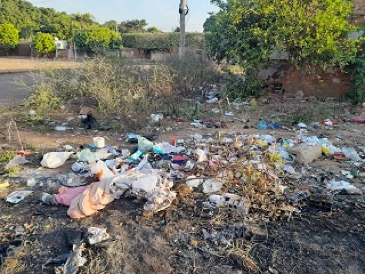 Terreno baldio no bairro Vila Guanabara vira lixão e Cracolândia