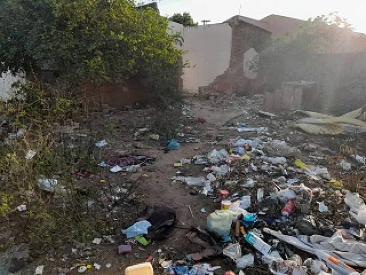 Terreno baldio no bairro Vila Guanabara vira lixão e Cracolândia
