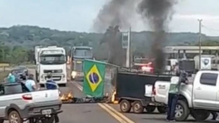 Mato Grosso do Sul tem 11 trechos de rodovias bloqueadas por caminhoneiros
