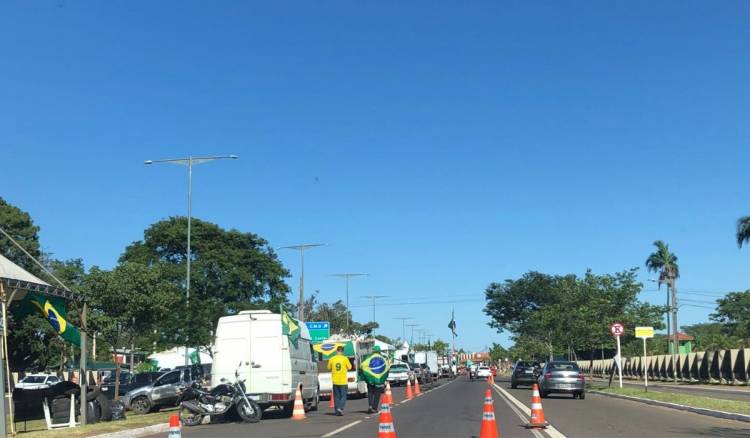 Manifestação em frente ao CMO chega ao 6º dia e terá 'vigília pela liberdade'