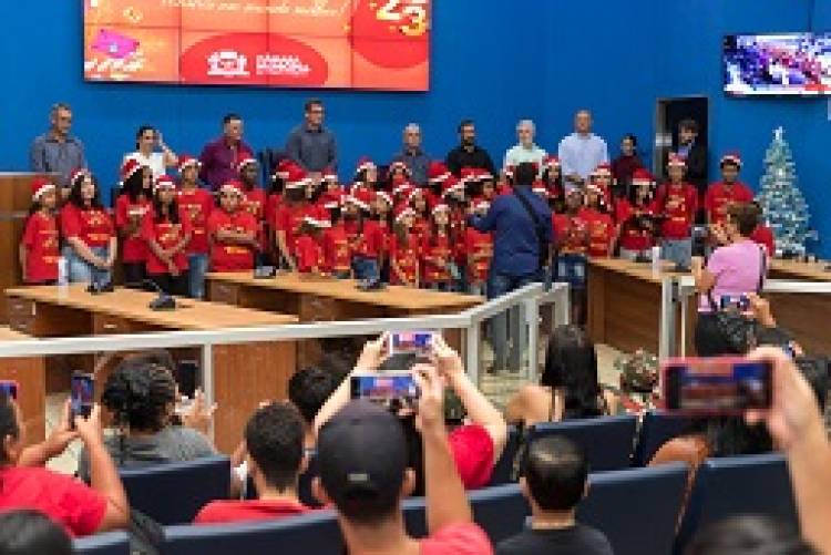 Câmara passa a ter decoração natalina e abre portões para a população