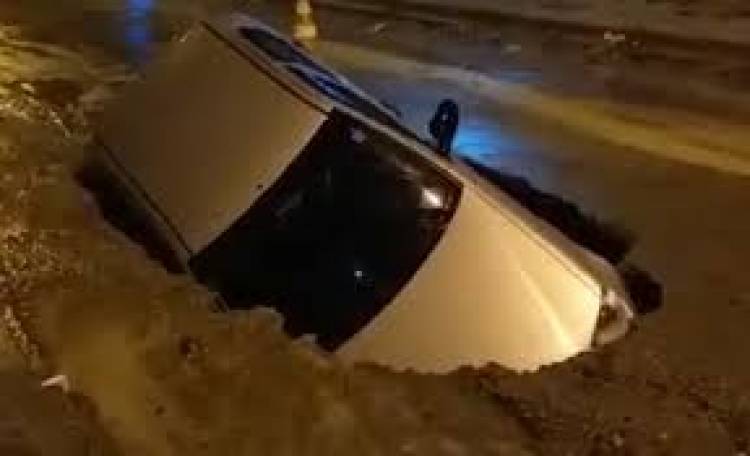 Motorista é encaminhada à UPA depois de carro cair em cratera na Vila Haro