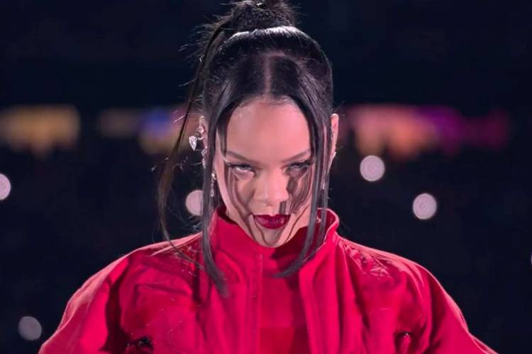 Rihanna a primeira mulher grávida a se apresentar no show do intervalo do Super Bowl!