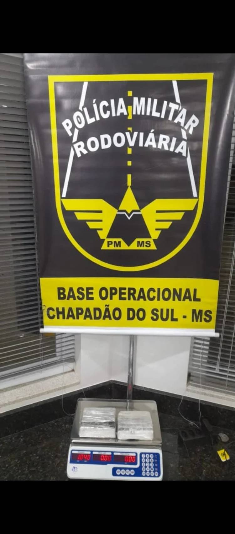 Passageira de ônibus, que transportava cocaína, é presa pela Polícia Militar Rodoviária em Chapadão do Sul