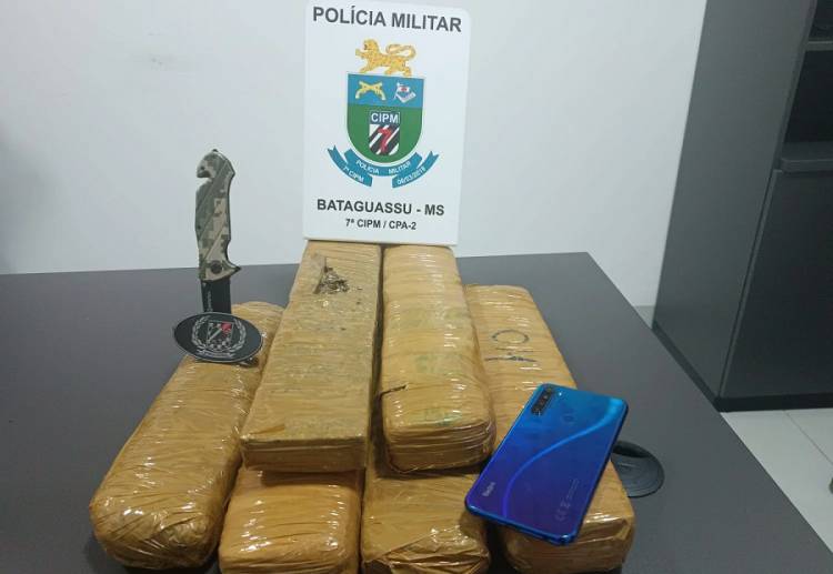Polícia Militar apreende tabletes de maconha durante abordagem em ônibus e prende homem por tráfico de drogas em Bataguassu