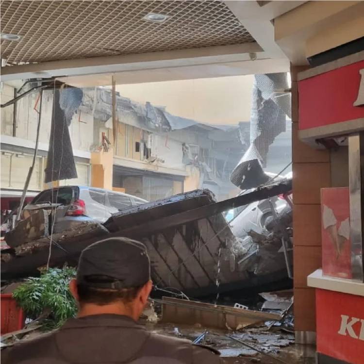 Teto desaba no Osasco Plaza Shopping, Carros caíram sobre a praça de alimentação.