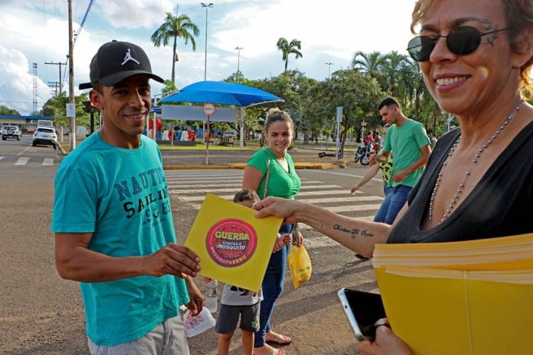 Defesa Civil e Promoção de Saúde realizam conscientização sobre a Dengue na área central de TL