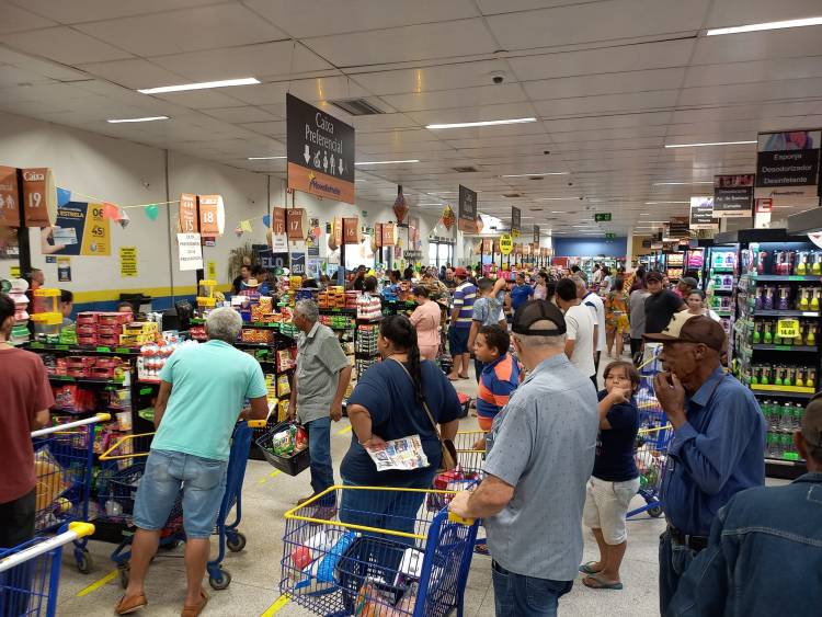 Consumidores reclamam das  filas no Super Mercado Nova Estrela