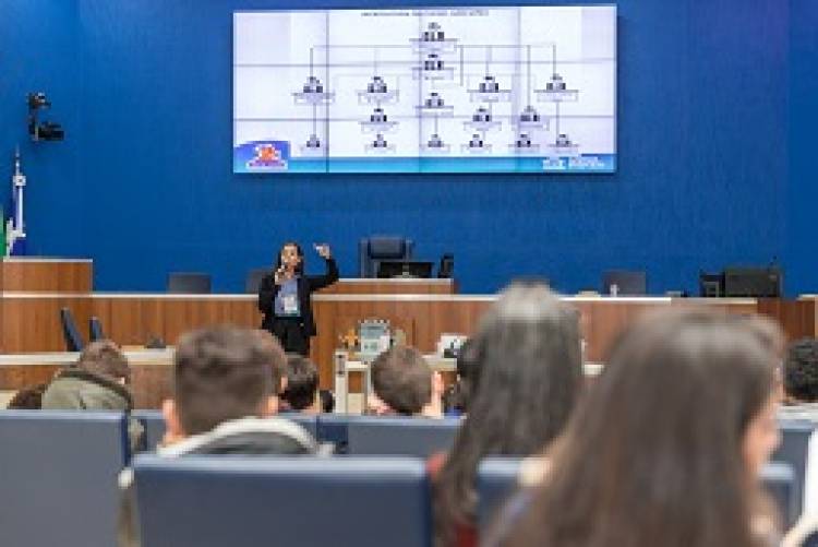 Alunos do Sesi conhecem a Câmara e vereadores