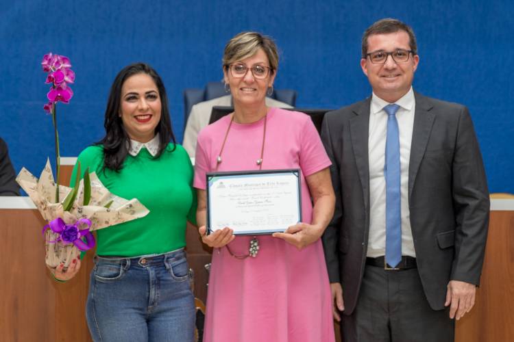 Vereadores homenageiam protetora de animais durante a sessão ordinária