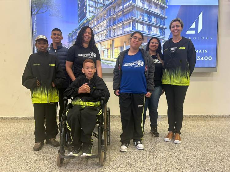 Professora Flavia Araújo da Escola Municipal Parque São Carlos dirige equipe Paralímpica em Brasília