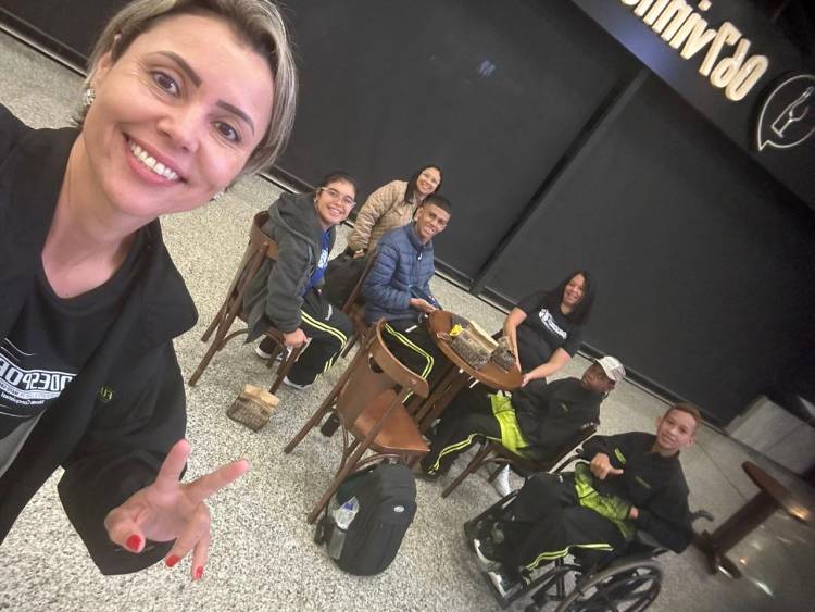 Professora Flavia Araújo da Escola Municipal Parque São Carlos dirige equipe Paralímpica em Brasília