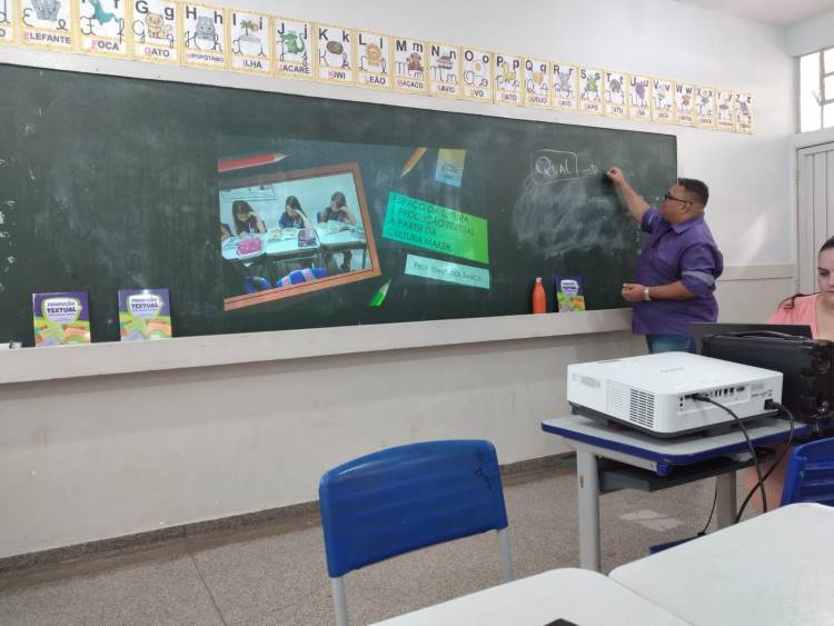 Professor Ismael dos Santos apresenta Práticas Exitosas em Leitura e Interpretação de Textos em Sala de aula em dia de formação continuada