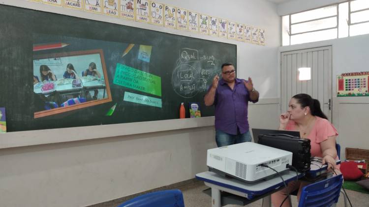 Professor Ismael dos Santos apresenta Práticas Exitosas em Leitura e Interpretação de Textos em Sala de aula em dia de formação continuada