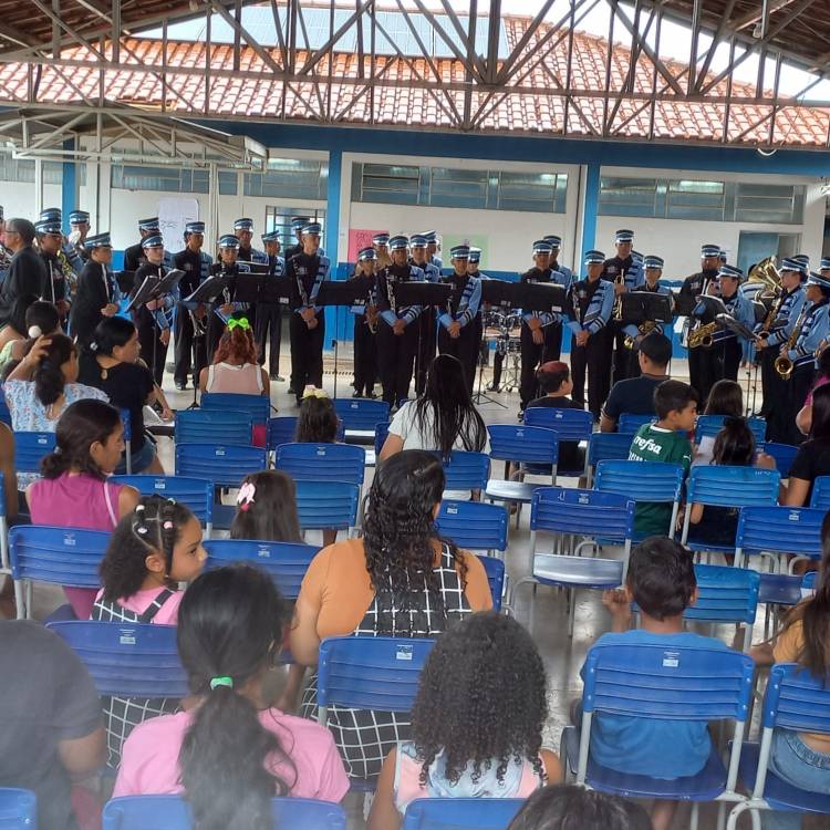 Banda Marcial Cristo Redentor faz apresentação especial em dia de reunião de pais e mestres na Escola Municipal Parque São Carlos