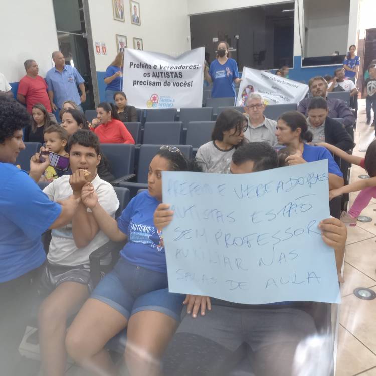 Representantes da Associação de Mães de Autistas (AMA) realiza manifestação na Câmara de Vereadores de Três Lagoas