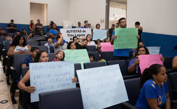 Representantes da Associação de Mães de Autistas (AMA) realiza manifestação na Câmara de Vereadores de Três Lagoas